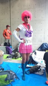 セーラー服とピンクアフロの仮装写真